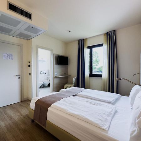 Hotel Arena Сирмионе Екстериор снимка
